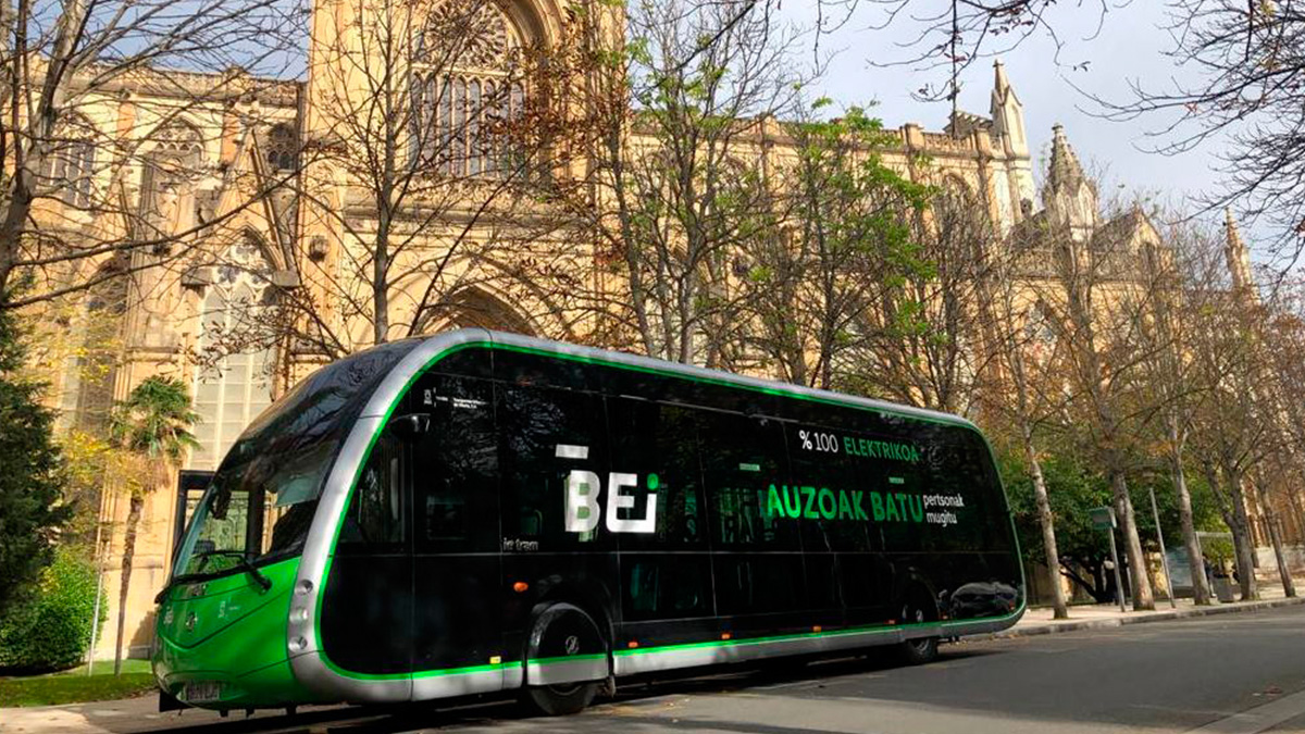 Irizar-ie-tram-circulando-por-Gasteiz