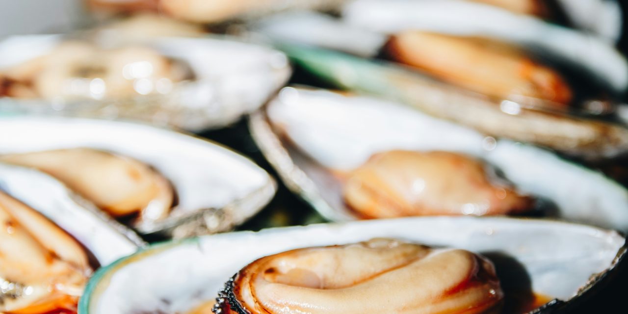 mejillones con salsa de azafrán y vino blanco