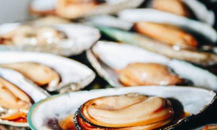 mejillones con salsa de azafrán y vino blanco
