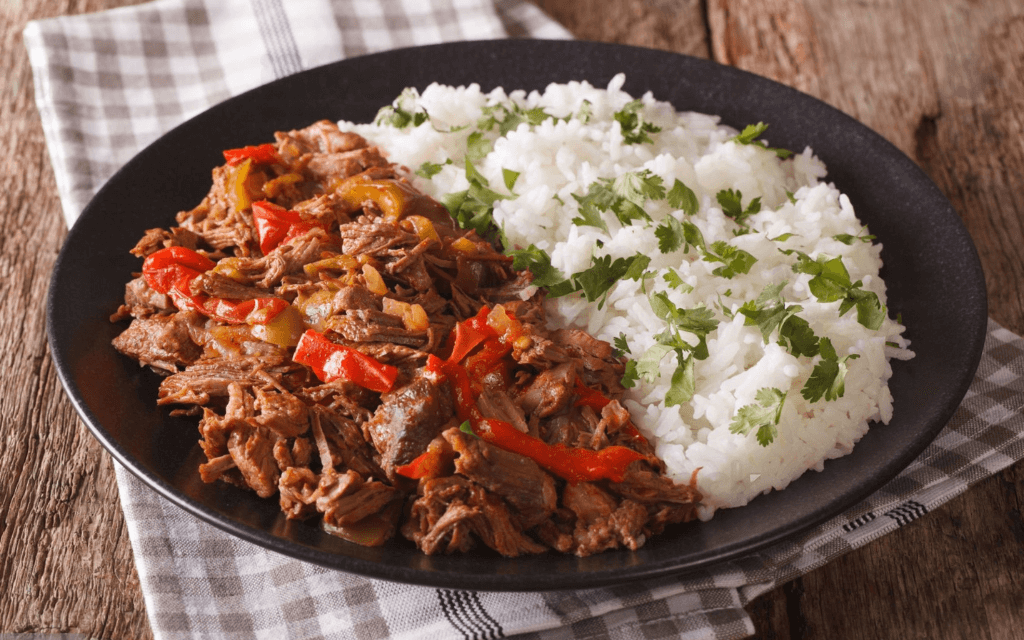 ARROZ CON CARAOTAS Y CARNE MECHADA